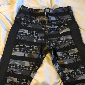 XS Nike Camo crop leggings
